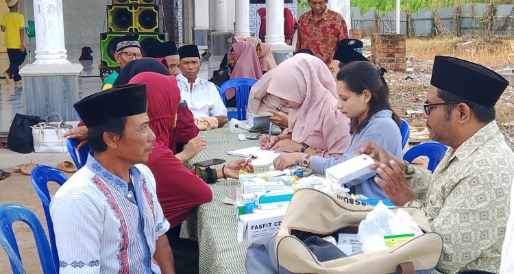 Pelayanan kesehatan kepada masyarakat oleh Tim Medis Safari Ramadhan 1446 H – Surya Papua/Frans Kobun