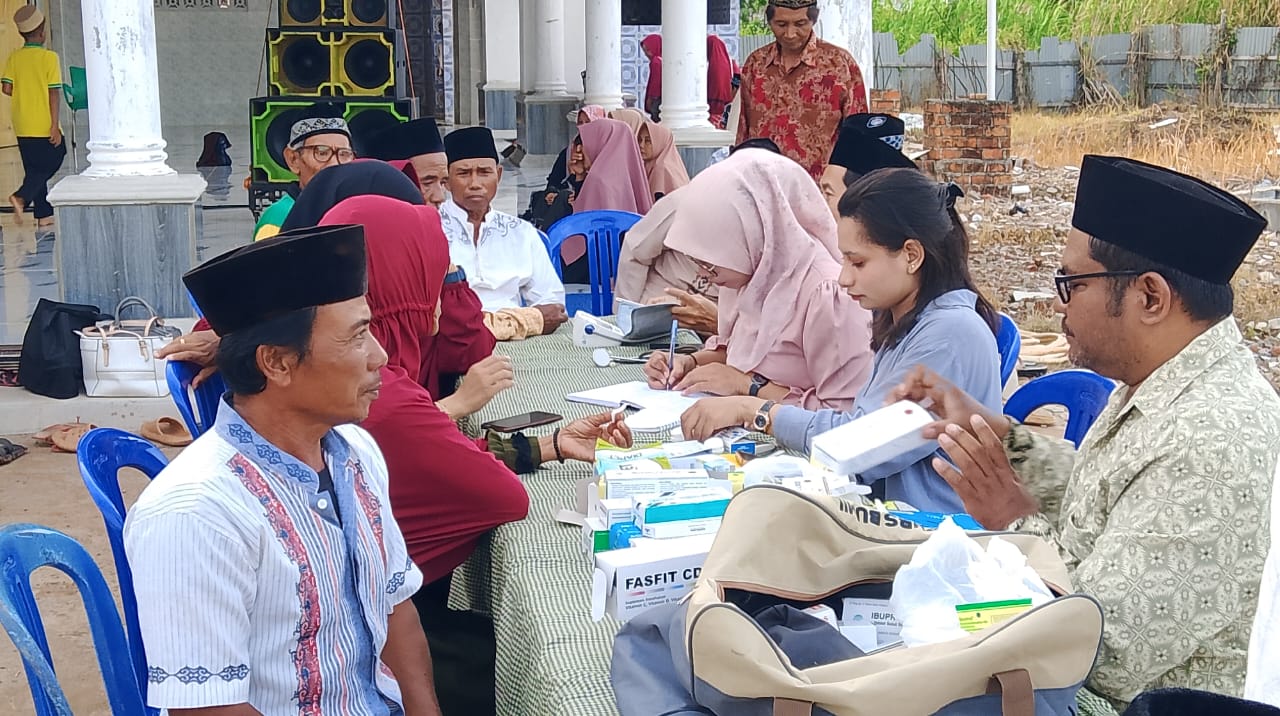 Pelayanan kesehatan kepada masyarakat oleh Tim Medis Safari Ramadhan 1446 H – Surya Papua/Frans Kobun