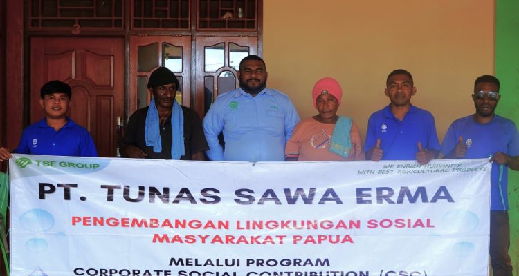 Foto pihak perusahan bersama masyarakat di sekitar area perusahan – Surya Papua/IST