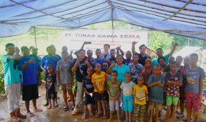 Foto bersama di sela-sela acara masak-masak antara pihak perusahan bersama masyarakat setempat – Surya Papua/IST