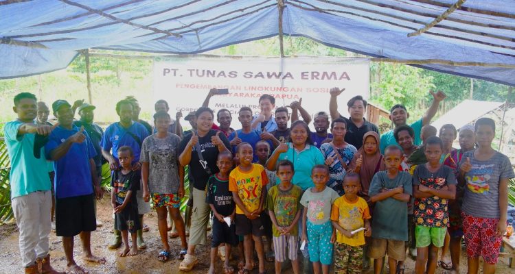 Foto bersama di sela-sela acara masak-masak antara pihak perusahan bersama masyarakat setempat – Surya Papua/IST