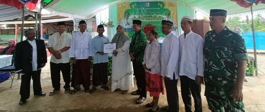 Wabup Merauke, Fauzun Nihayah menyerahkan bantuan dana senilai Rp10 juta kepada perwakilan masjid setempat – Surya Papua/Frans Kobun