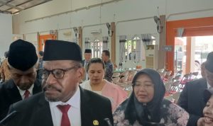 Bupati Merauke, Yoseph Bladib Gebze didampingi wakilnya, Fauzun Nihayah berikan keterangan pers – Surya Papua/Frans Kobun