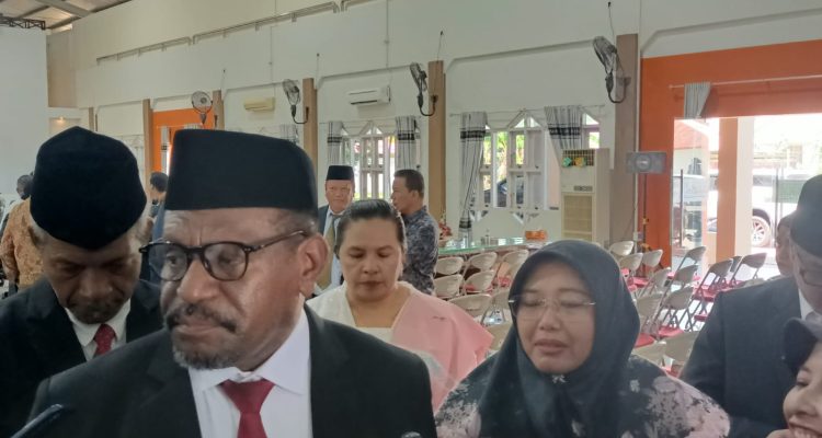 Bupati Merauke, Yoseph Bladib Gebze didampingi wakilnya, Fauzun Nihayah berikan keterangan pers – Surya Papua/Frans Kobun