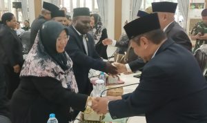 Wakil Bupati Merauke, Fauzun Nihayah sedang bersalaman dengang anggota DPRD Merauke usai sidang – Surya Papua/Frans Kobun