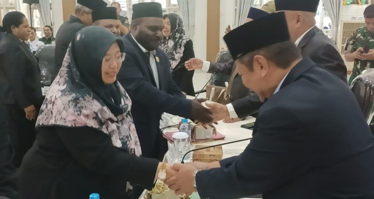 Wakil Bupati Merauke, Fauzun Nihayah sedang bersalaman dengang anggota DPRD Merauke usai sidang – Surya Papua/Frans Kobun