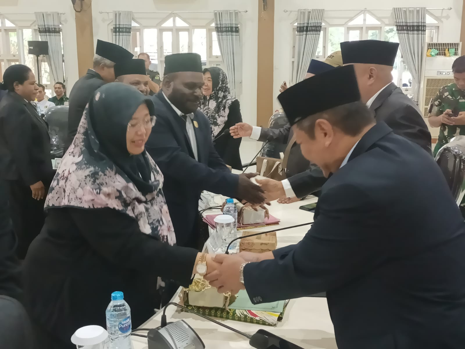 Wakil Bupati Merauke, Fauzun Nihayah sedang bersalaman dengang anggota DPRD Merauke usai sidang – Surya Papua/Frans Kobun