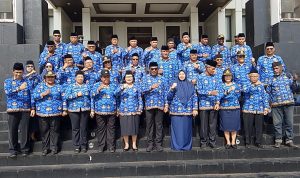 Para pejabat di OPD sedang foto bersama Bupati-Wabup Merauke, Yoseph Bladib Gebze-Fauzun Nihayah – Surya Papua/Frans Kobun