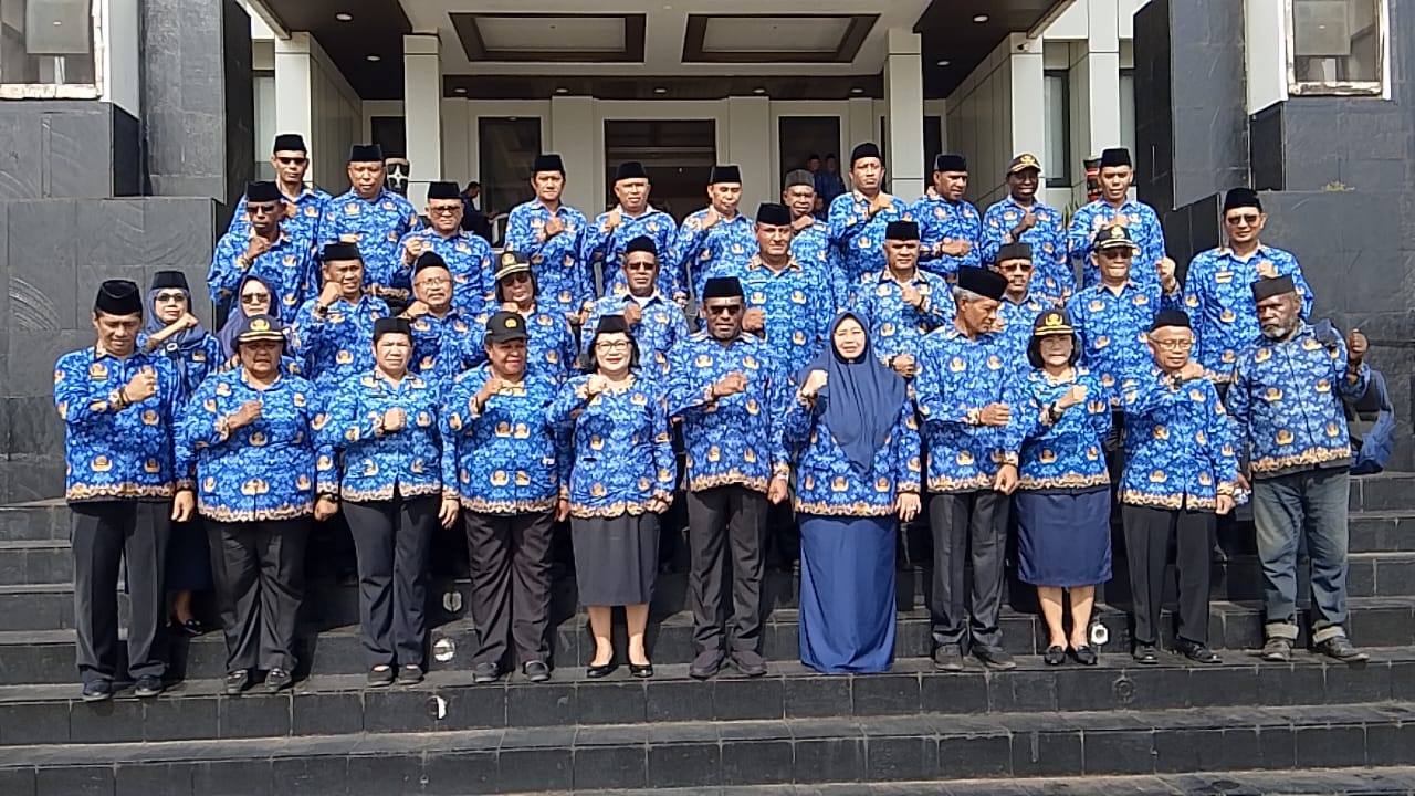 Para pejabat di OPD sedang foto bersama Bupati-Wabup Merauke, Yoseph Bladib Gebze-Fauzun Nihayah – Surya Papua/Frans Kobun