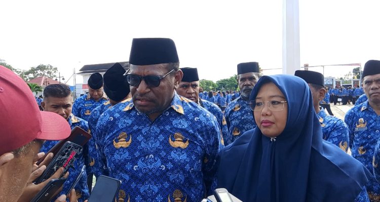 Bupati-Wakil Bupati Merauke, Yoseph Bladib Gebze-Fauzun Nihayah sedang berikan keterangan pers kepada sejumlah wartawan – Surya Papua/Frans Kobun