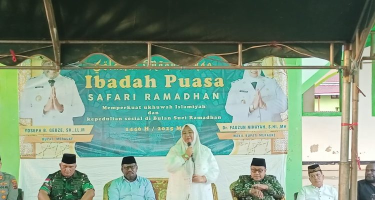 Wakil Bupati Merauke, Fauzun Nihayah sedang memberikan sambutan pada Safari Ramadhan – Surya Papua/Frans Kobun