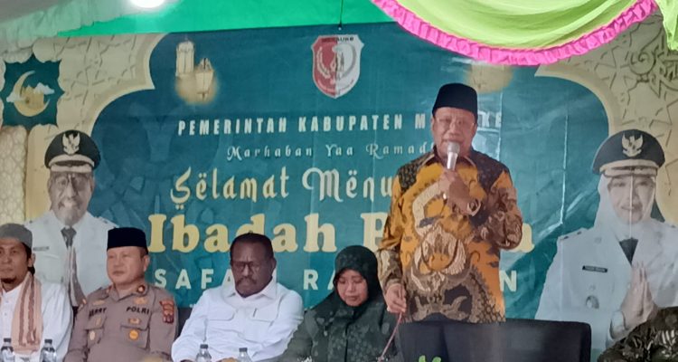 Anggota DPR RI, Sulaeman Hamzah sedang berikan sambutan – Surya Papua/Frans Kobun