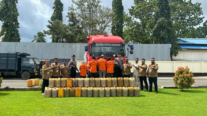 Para pelaku bersama barang bykti BBM jenis solar bersubsidi yang diamankan – Surya Papua/IST