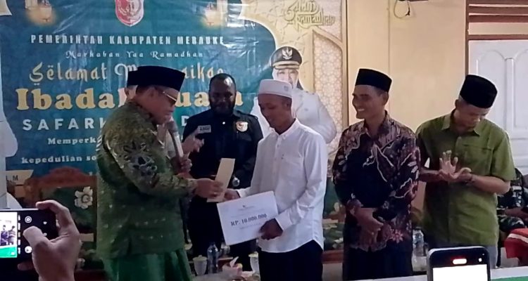 Perwakilan PKM Masjid Baiturahum Salor indah sedang menerima bantuan dana dari Gus Adib Fuad- Surya Papua/Frans Kobun