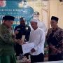 Perwakilan PKM Masjid Baiturahum Salor indah sedang menerima bantuan dana dari Gus Adib Fuad- Surya Papua/Frans Kobun