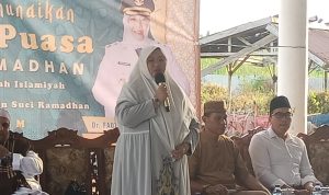 Wakil Bupati Merauke, Fauzun Nihayah sedang menyamapikan pesan dalam kegiatan Safari Ramadhan di Kampung Waninggap Sai – Surya Papua/Frans Kobun