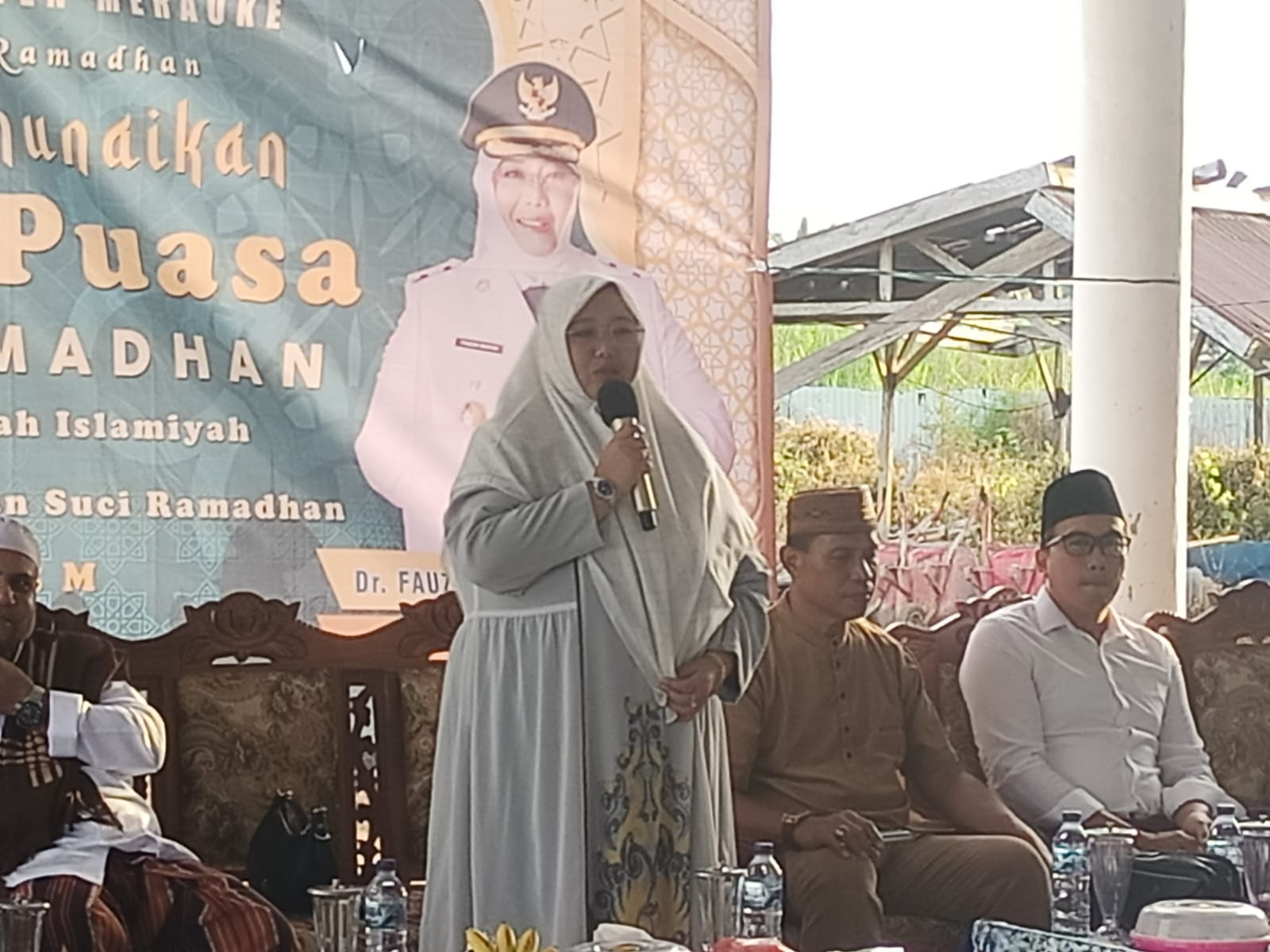 Wakil Bupati Merauke, Fauzun Nihayah sedang menyamapikan pesan dalam kegiatan Safari Ramadhan di Kampung Waninggap Sai – Surya Papua/Frans Kobun