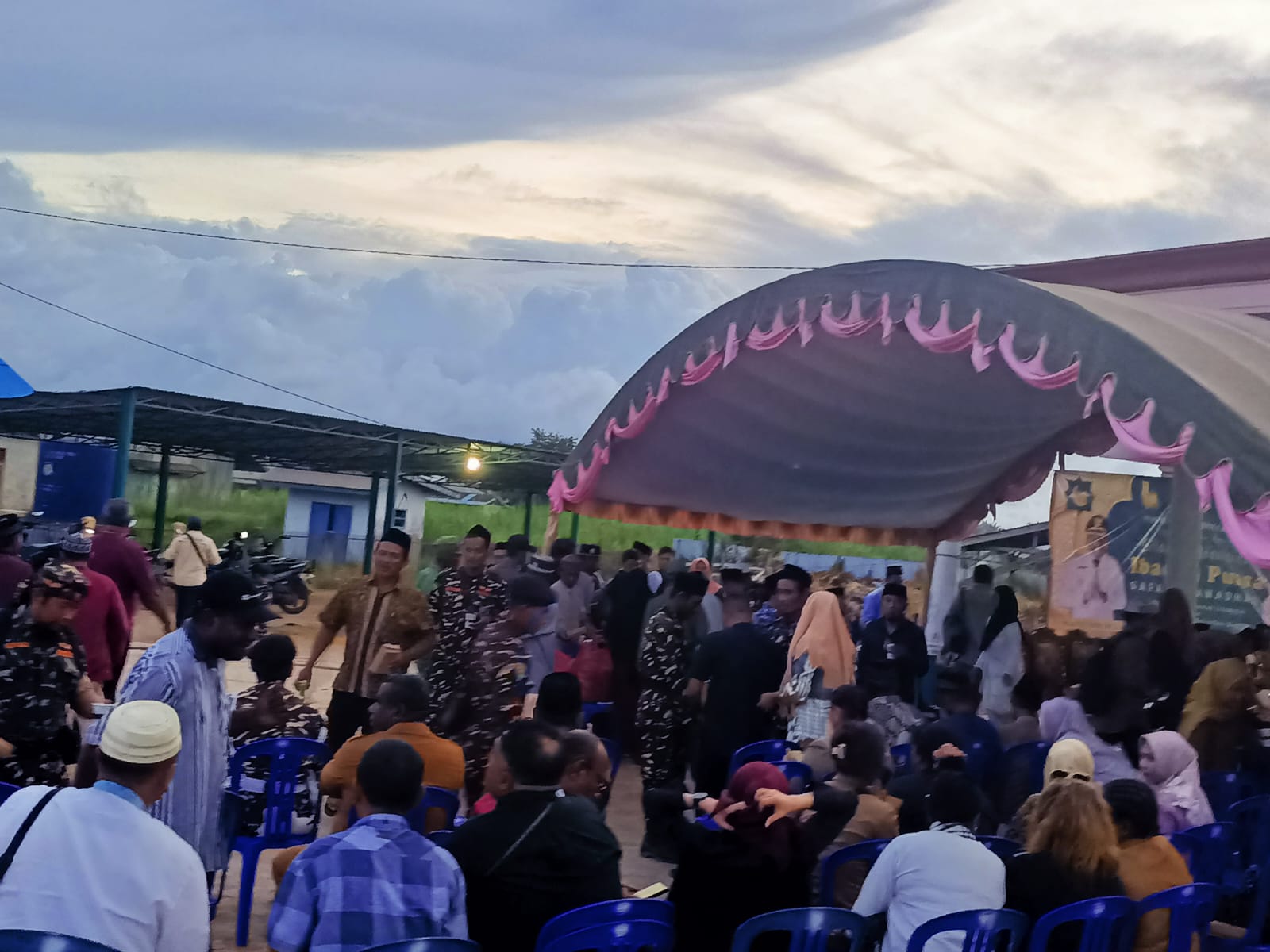 Suasana buka puasa bersama Pemkab Merayke bersama masyarakat di Kampung Waningap Sai – Surya Papua/Frans Kobun