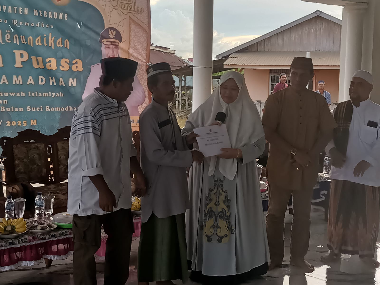 Penyerahan bantuan dana Rp10 juta oleh Wabup Merauke, Fauzun Nihayah kepada perwakilan pengurus masjid- Surya Papua/Frans Kobun