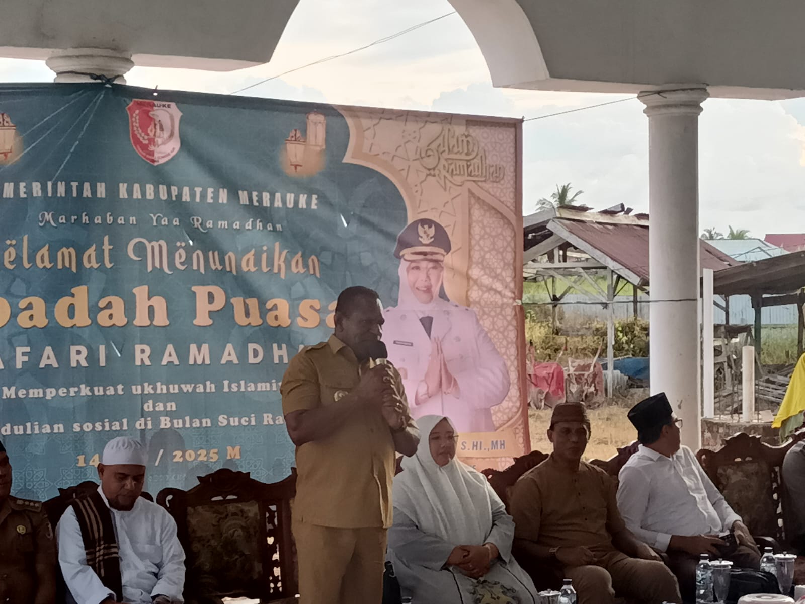 Bupati Merauke, Yoseph Bladib Gebze sedang berikan sambutan pada Safari Ramadhan di Kampung Waninggap Sai – Surya Papua/Frans Kobun