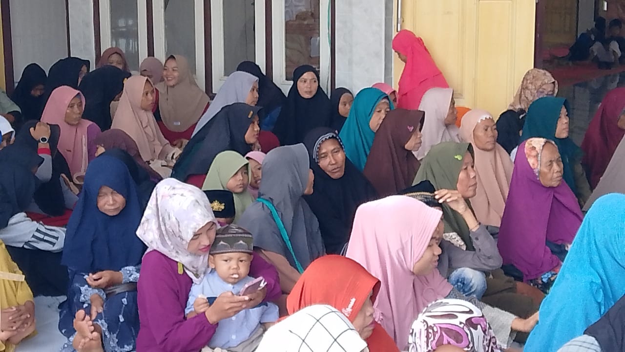 Masyarakat yang memadati pelataran masjid mengikuti Safari Ramadhan – Surya Papua/Frans Kobun