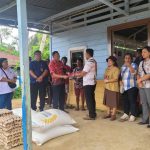 Penyerahan bantuan oleh Ketua Perumnas Aviasi Kabupaten Merauke, Blasius Basa kepada umat Yobar yang diterima Ketua DPP Paroki Santa Theresia Buti, Izaak Layaan – Surya Papua/IST