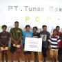 Foto bersama perwakilan TSE Group dengan anak dan orang tua penerima beasiswa – Surya Papua/IST