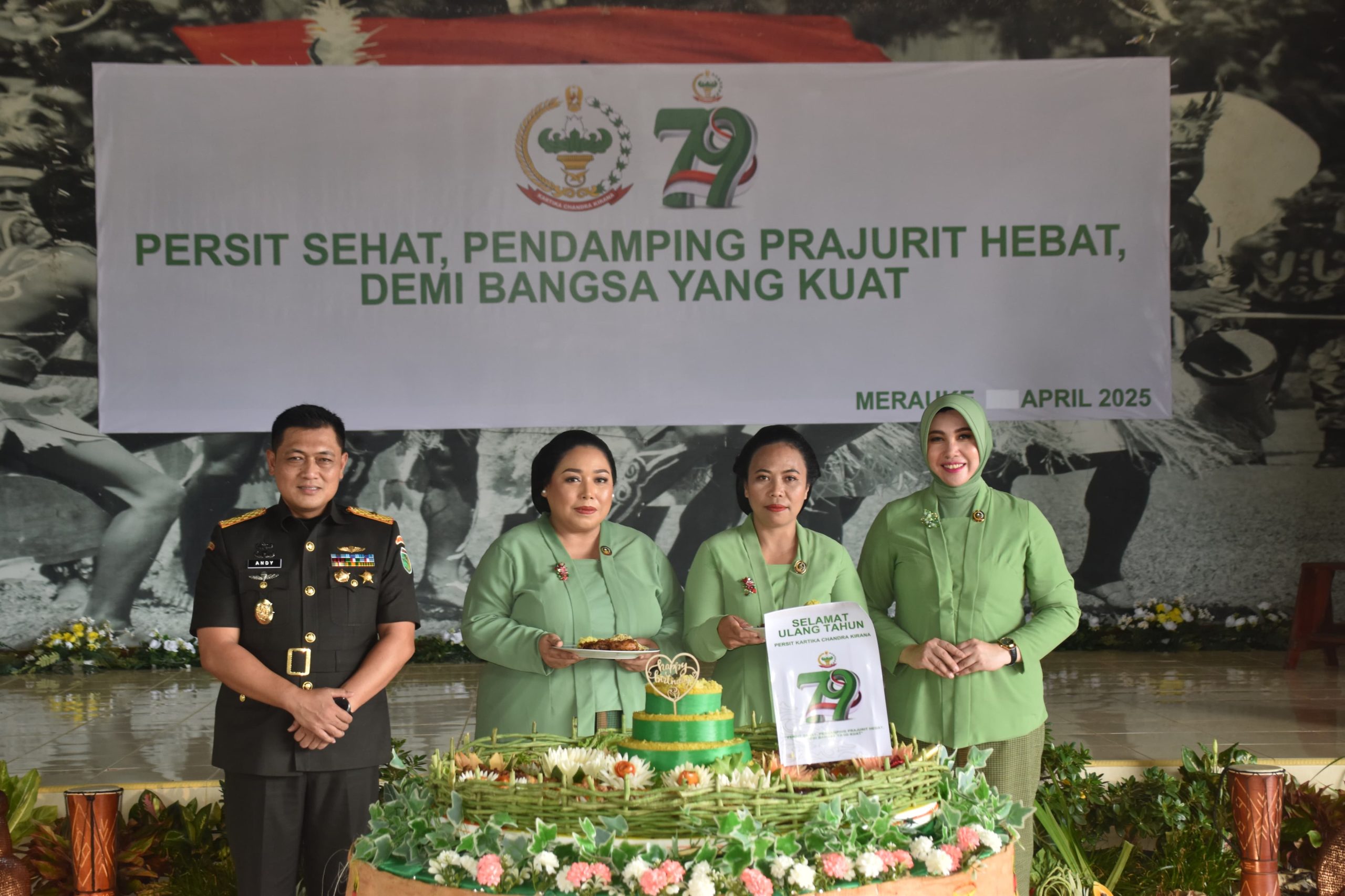 Pemotongan tumpeng oleh Ketua Persit KCK Korcab Korem 174 PD XVII/Cenderawasih, Ny. Lita Andy Setyawan – Surya Papua/IST