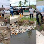 Bupati Merauke, Yoseph Bladib Gebze turun langsung ikut membersihkan sampah – Surya Papua/IST