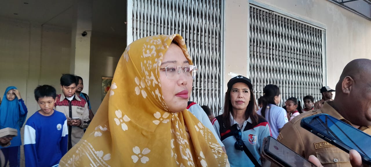 Wakil Bupati Merauke, Fauzun Nihayah sedang berikan keterangan pers kepada sejumlah wartawan – Surya Papua/Frans Kobun