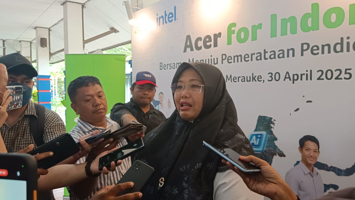 Wabup Merauke, Fauzun Nihayah berikan keterangan pers kepada sejumlah wartawan – Surya Papua/Frans Kobun