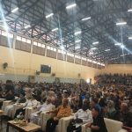 Ratusan relawan YOSFAN serta tim koalisi serta tamu undangan lain yang memadati GOR Hiad sai – Surya Papua/Frans Kobun