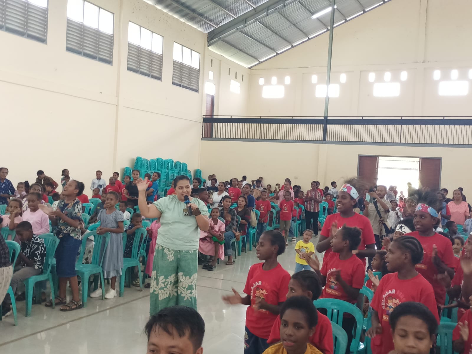 Ketua Tim Penggerak PKK Kabupaten Merauke, Nofa Gebze sedang berada diantara ratusan anak- Surya Papua/Frans Kobun