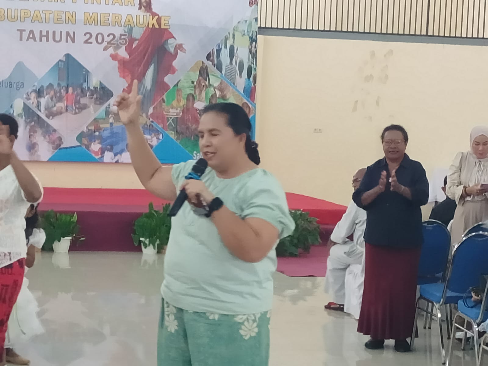 Nyonya Nofa Gebze sedang berikan sambutan pada Paskah bersama yang dilaksanakan Bevak Pintar – Surya Papua/Frans Kobun