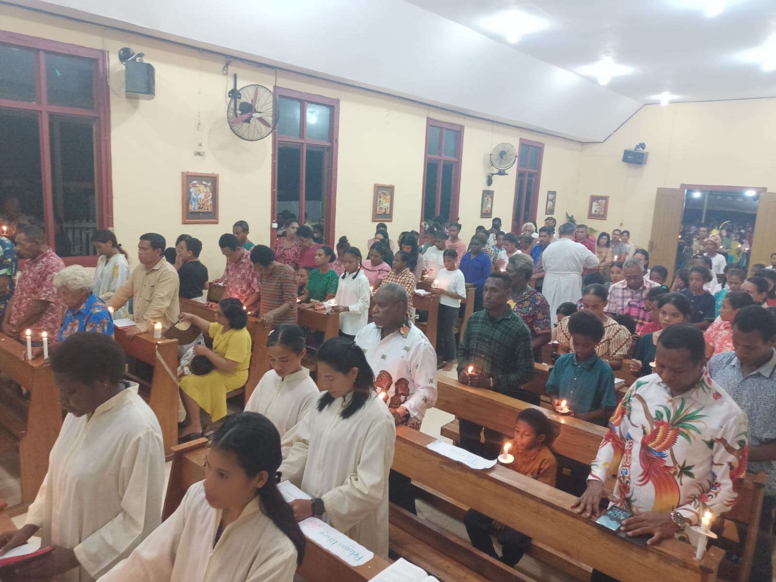 Gubernur Papua Selatan, Apolo Safanpo dan Ketua MRPS, Damianus Katayi mengikuti perayaan Malam Paskah di Paroki Santa Theresia Buti – Surya Papua/Frans Kobun
