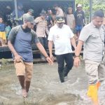 Bupati Merauke, Yoseph Bladib Gebze saat di tengah genangan banjir menemui rakyatnya – Surya Papua/Frans Kobun