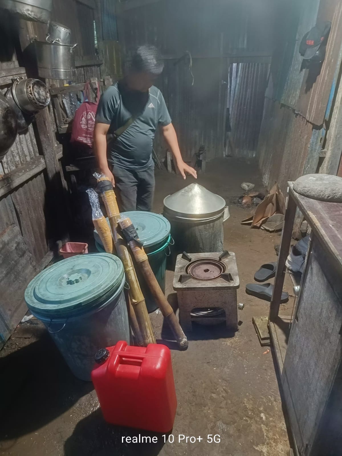 Sejumlah peralatan bersama barang bukti sopi yang diamankan Satnarkoba Polres Merauke- Surya Papua/IST