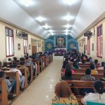 Beginilah kondisi di dalam Gereja Santa Theresia Buti yang daya tampung umat sangat terbatas – Surya Papua/Frans Kobun
