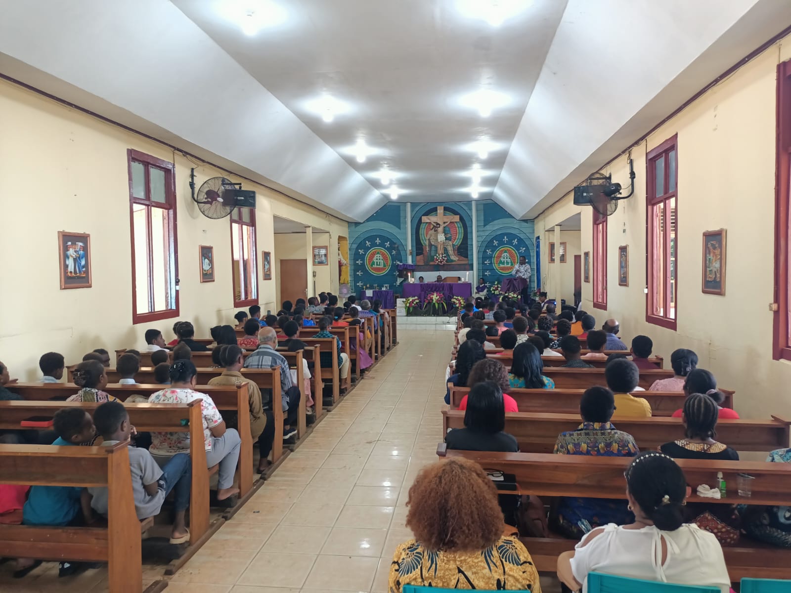 Beginilah kondisi di dalam Gereja Santa Theresia Buti yang daya tampung umat sangat terbatas – Surya Papua/Frans Kobun