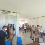 Bupati Meraukem, Yoseph Bladib Gebze sedang sidak di Kantor Dinas Pendidikan dan Pengajaran – Surya Papua/Frans Kobun