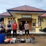 Pelaku bersama barang bukti berupa sopi serta peralatan lain yang digunakan memproduksi – Surya Papua/IST