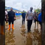 Bupati Merauke, Yoseph Bladib Gebze saat meninjau banjir di sejumlah tempat – Surya Papua/IST