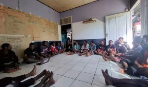Puluhan masyarakat Kampung Soa saat mendatangi Kantor LBH Papua Merauke – Surya Papua/IST