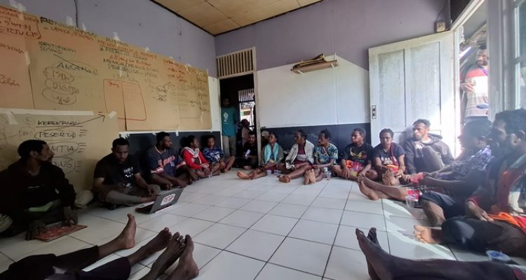 Puluhan masyarakat Kampung Soa saat mendatangi Kantor LBH Papua Merauke – Surya Papua/IST