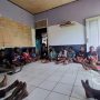 Puluhan masyarakat Kampung Soa saat mendatangi Kantor LBH Papua Merauke – Surya Papua/IST