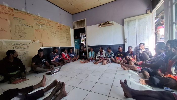 Puluhan masyarakat Kampung Soa saat mendatangi Kantor LBH Papua Merauke – Surya Papua/IST
