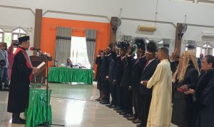 Ketua Pengadilan Negeri Merauke, Syafrudin melantik 8 anggota DPRD Merauke jalur pengangkatan – Surya Papua/Frans Kobun