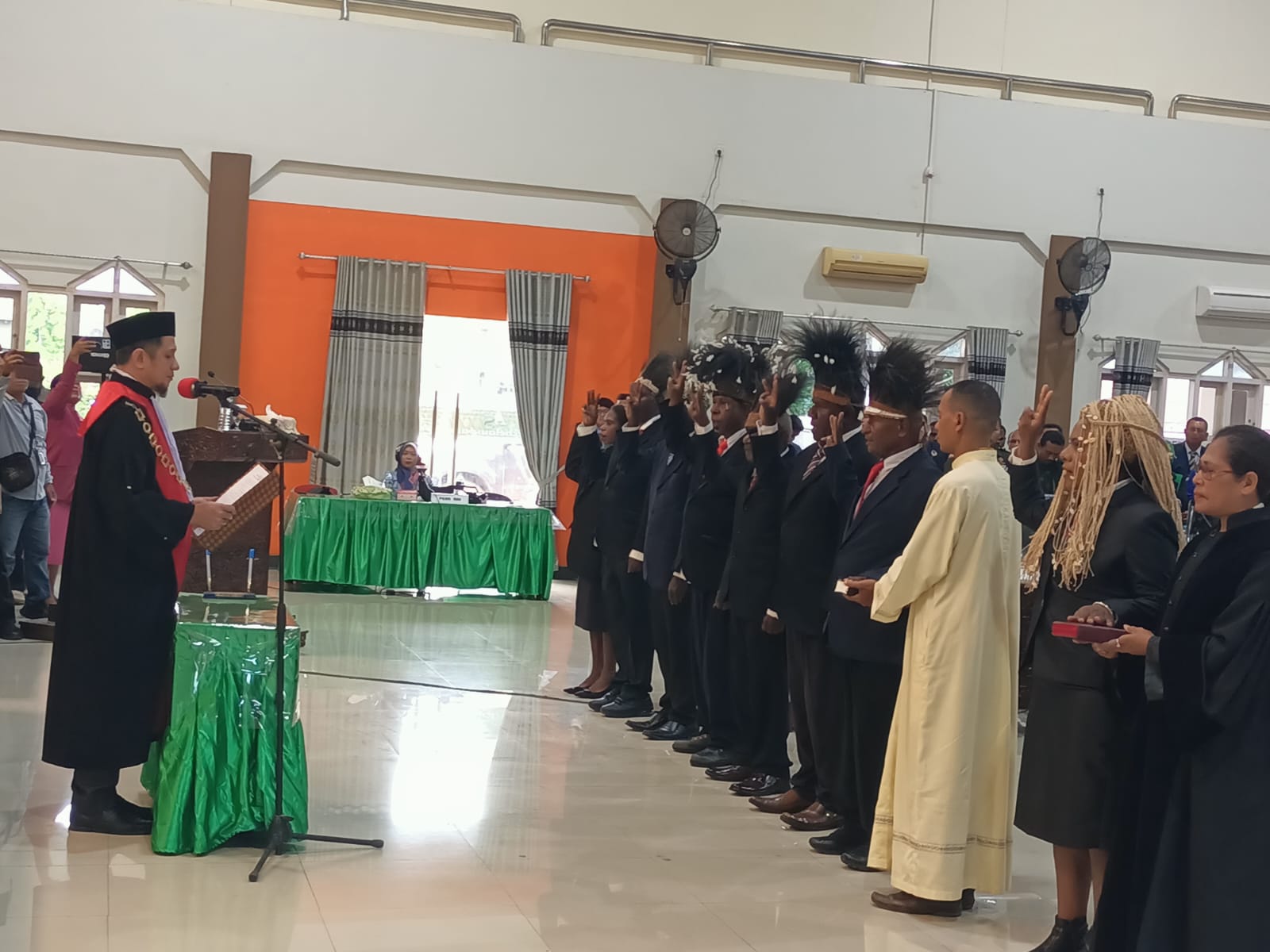 Ketua Pengadilan Negeri Merauke, Syafrudin melantik 8 anggota DPRD Merauke jalur pengangkatan – Surya Papua/Frans Kobun