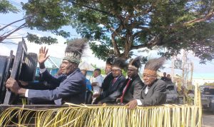 Delapan anggota DPRD Merauke jalur pengangkatan yang duduk di moibil pikap menuju ke kantor dewan – Surya Papua/Frans Kobun