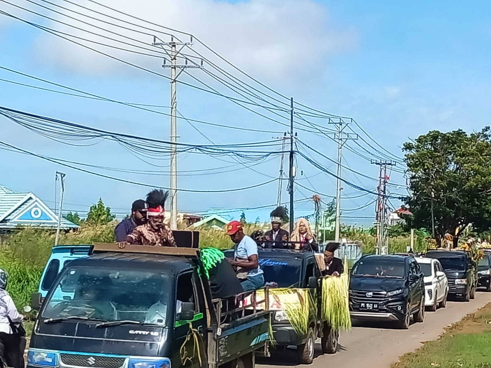 Arak-arakan sejumlah kendaraan dari Jalan Nowari menuju ke Kantor DPRD Merauke – Surya Papua/Frans Kobun